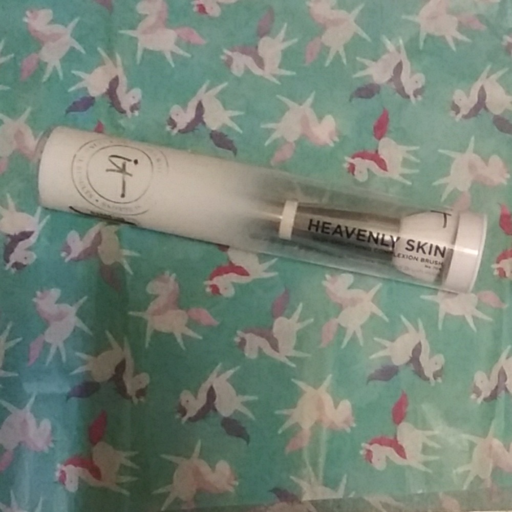 IT cosmetics Heavenly Skin Brush #704